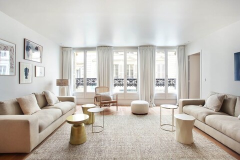 파리 중심의 고급스럽고 새로운 아파트먼트