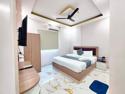 Goroomgo Pvs Grand Varanasi