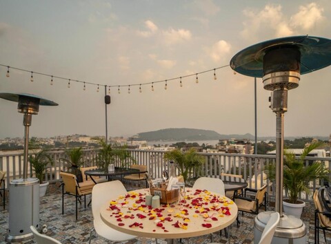 MAYA'S MANOR - A Luxury Lake View Boutique Hotel 