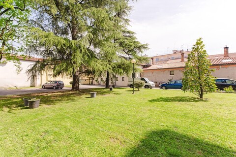 릴리 플랫, 베니스에서 15분 거리