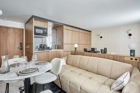 루브르 팔레 루아얄의 멋진 새로운 스튜디오