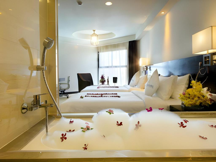 room detail thumbnail 2