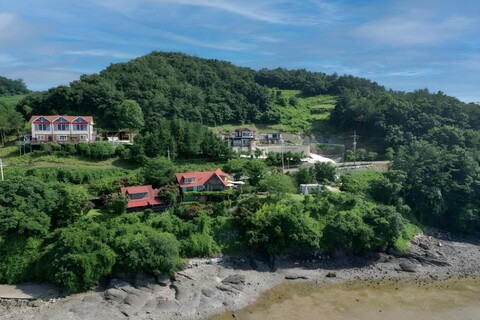 바다위에 통나무 펜션