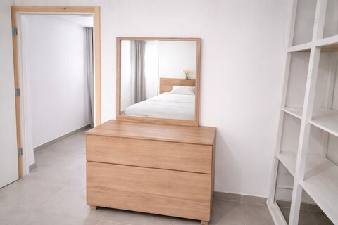 도로시의 아파트먼트, 공항 근처, 바이 SEM