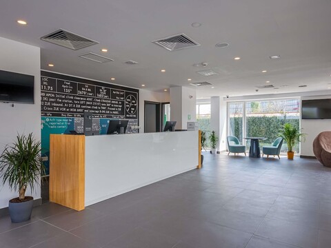 이비스 스타일스 부차레스트 에어포트