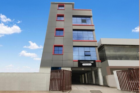 Super Townhouse Oak Kamineni Bus Stop