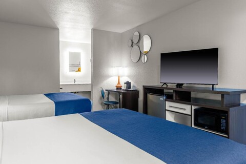 Days Inn & Suites by Wyndham Flagstaff I-40