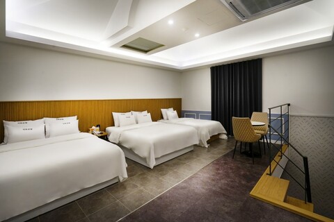 군산 아트 드라이브인 호텔