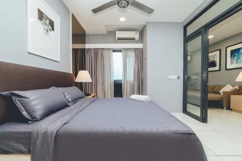 1Tebrau Laconic Lux Suite 1BR nr Columbia