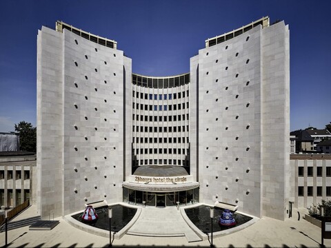 25아워스 호텔 더 서클