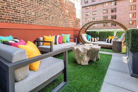 스테이파인애플, 언 아트풀 호텔, 미드타운