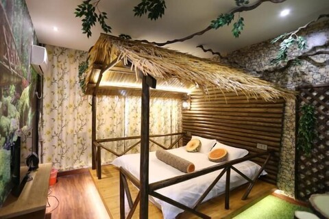 Rulian Time Theme Coffee Hostel