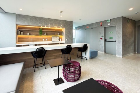 플레이스 클라빈 비, 위케어 호스팅