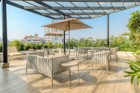 도시 전망이 있는 옥상 수영장이 있는 럭셔리 2 베드룸 콘도