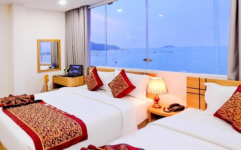 마이응우삭 - 이리데슨트 클라우즈 호텔 인 나트랑