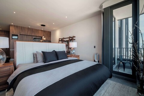 혁명 기념비를 내려다보는 스튜디오