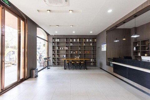 Weiting Hotel (Shanghai Luoxiu Road Subway Station)