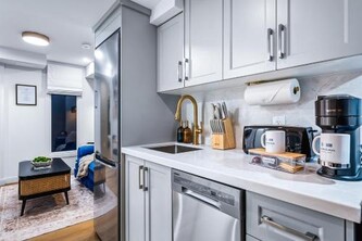 The McCaul by Casa Hotels - Central & Cozy Basement Queen Suite