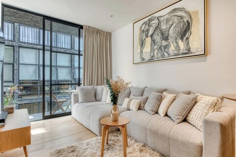 체육관, 야외 영화관이 있는 중심적인 2 베드룸 콘도