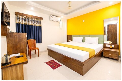 Goroomgo Jagdish Palace Puri Near Sea Beach and Temple