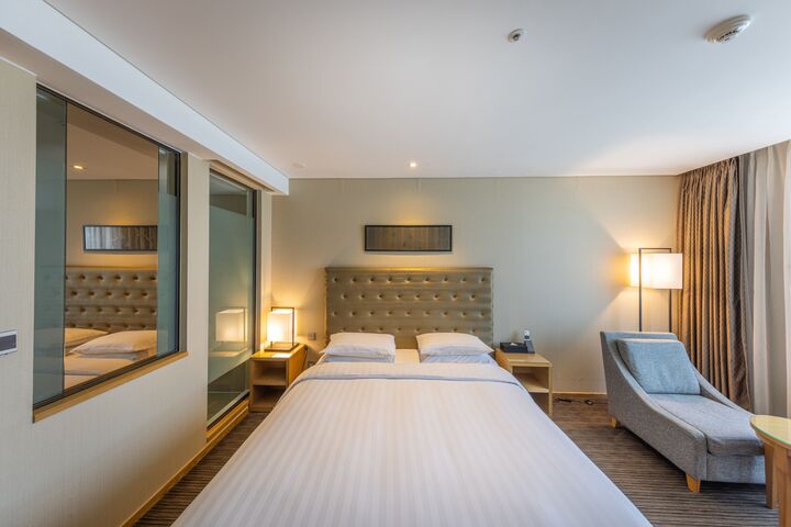 room detail thumbnail 2