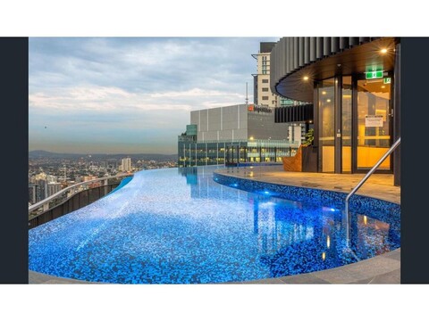 Bright Apartment with Pool and Gym Access