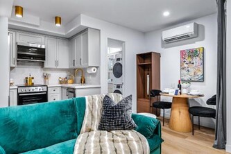 The McCaul by Casa Hotels - Stylish Basement Suite with Laundry