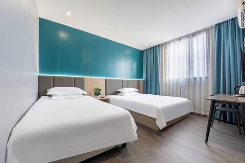 Shanghai Lianzheng Hotel (People's Square Subway Station)