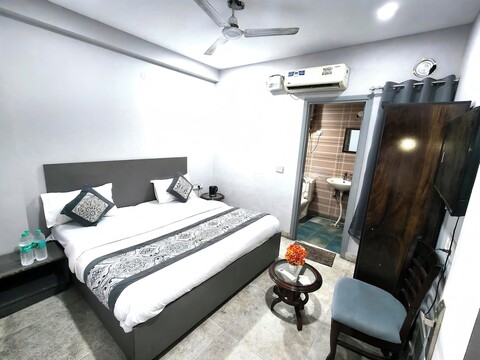 호텔 화이트 스톤, 아난드 비하르 근처