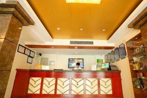 GreenTree Inn (Nanjing Yuhuatai Scenic Area, Zhonghuamen Metro Station)