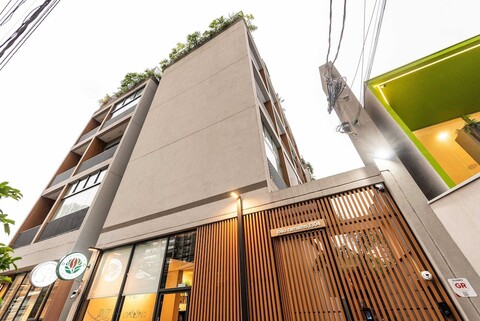 알리안츠 근처의 수영장과 체육관이 있는 아파트 C