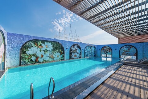 그랜드 럭셔리 호텔 닌 추