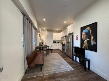 Blue Central Stay Near USC, BMO Stadium & Downtown LA
