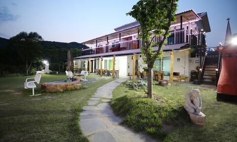 청도 호숫가힐튼펜션