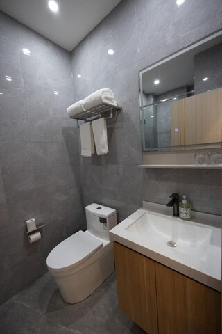 Baozhijing Hotel (Shanghai Hechuan Road Subway Station)