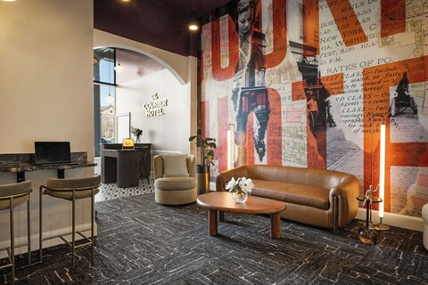 더 쿠리어 호텔