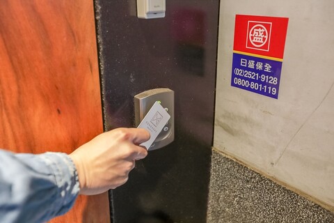 동먼 3 캡슐 인 - 호스텔