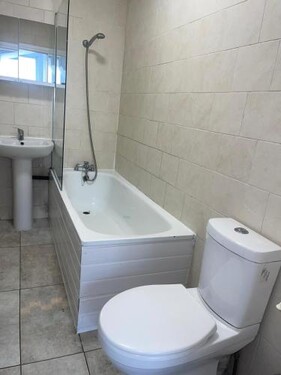 8 mins Drive from Heathrow - Double bedroom in shared accommodation - Cavalier Gardens