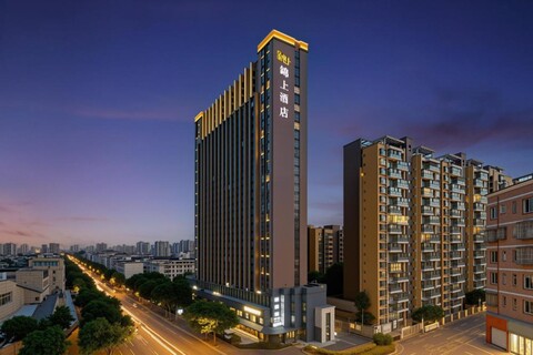Dongjie Jinshang Hotel - Chengdu Dong'an Lake Stadium Wanda Plaza
