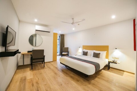 Super Townhouse 557 Near Golf course road