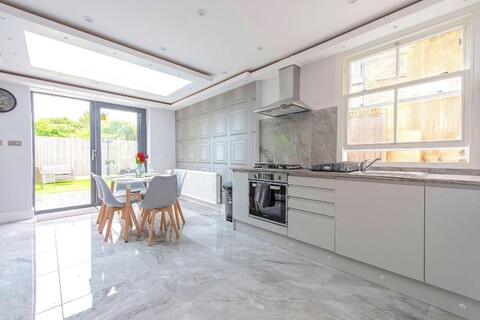 Hackney Suites - En-suite rooms & amenities