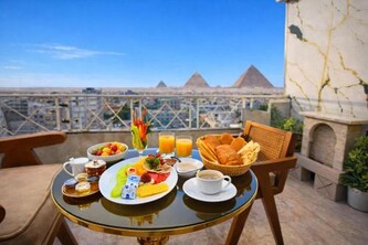 Zoom Pyramids View inn
