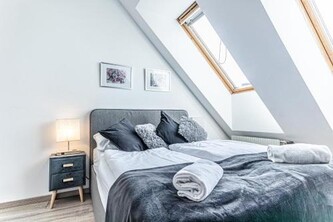 10-Min Walk to Hauptbahnhof, Cozy Private Rooms with AC, TV & WIFI
