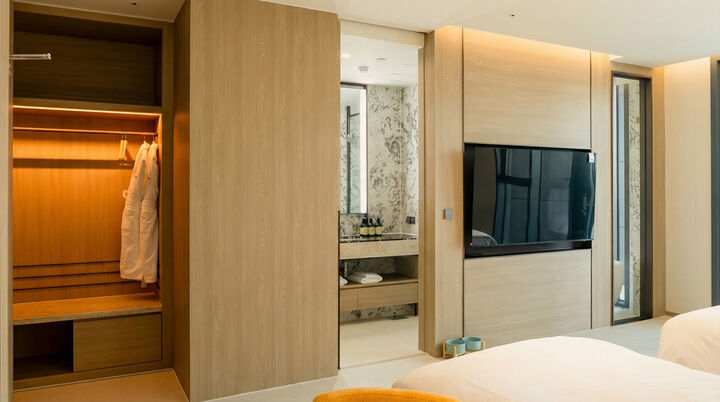room detail thumbnail 2