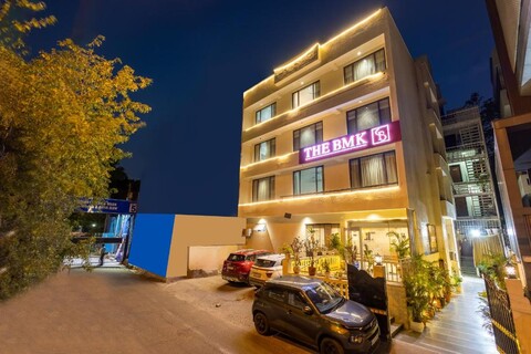 Foxoso The BMK Hotel