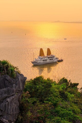 GARDEN PEAK CRUISE - Luxury boutique wooden junk