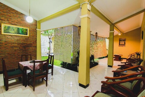 GRIYA BATIK GIRI SEKAR HOMESTAY SYARIAH