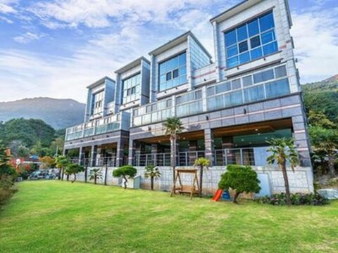 Pool Villa Pension Khan