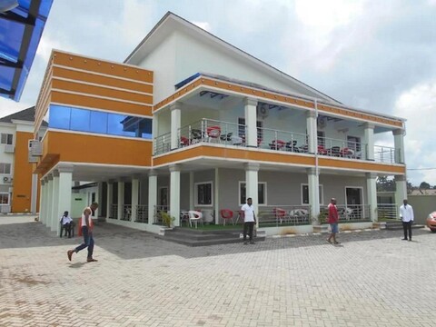 Exquisite Homes 2 Hotel & Lounge