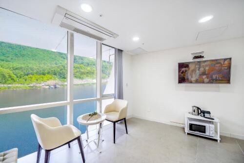 Crest72 Hotel-i